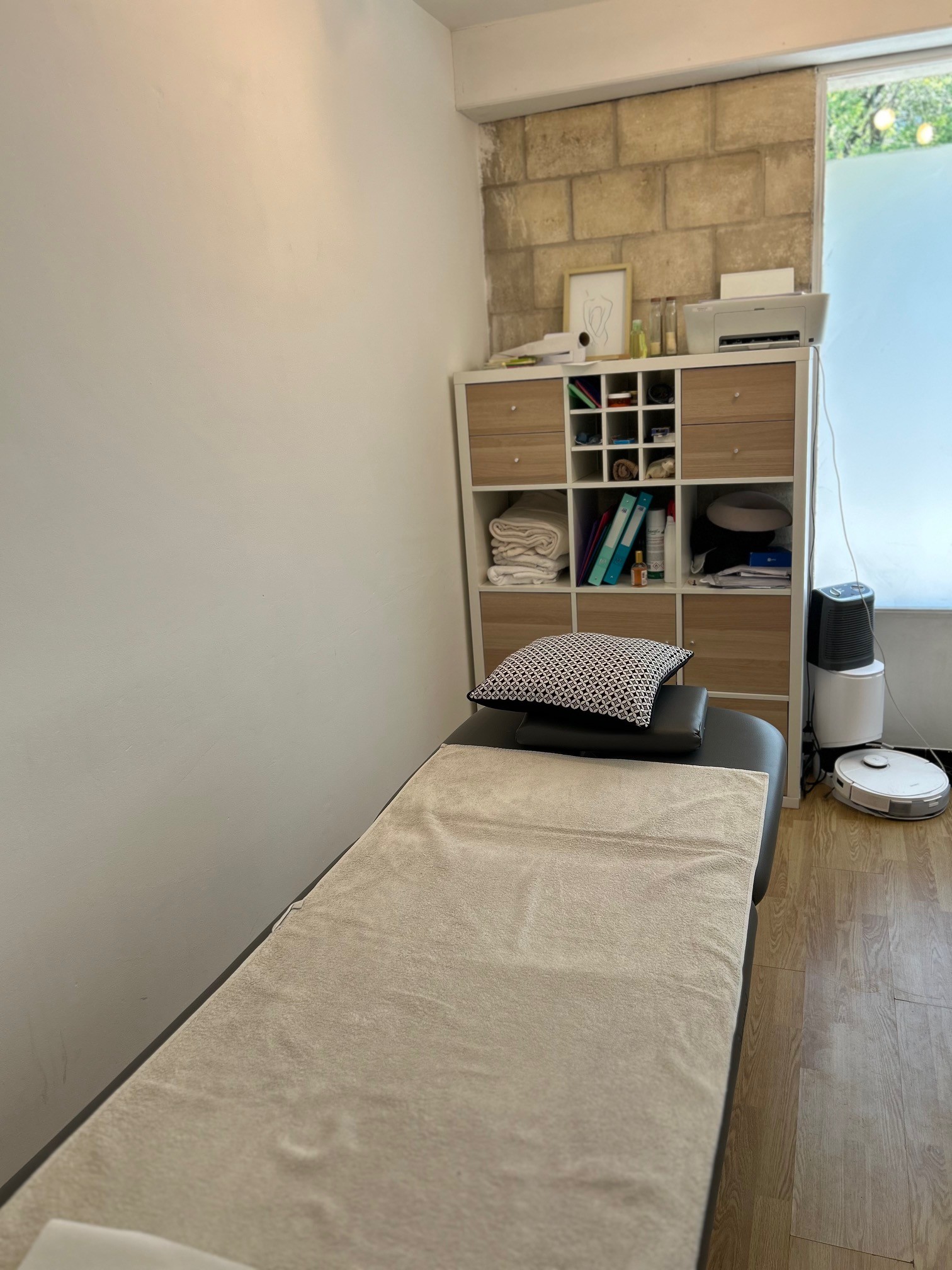 Salle de soin du cabinet ostéopathique de Brignoles – table de traitement